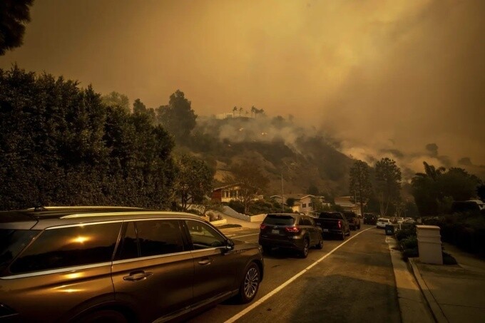 Cháy rừng đe dọa khu nhà giàu bậc nhất California