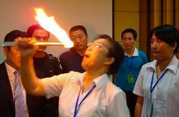 Bắt nhân viên 'nuốt lửa' để vượt qua nỗi sợ hãi, tăng cường sự tự tin