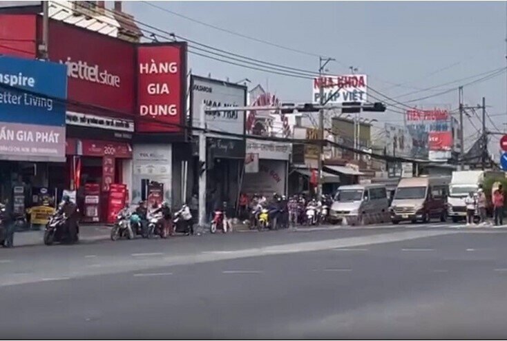 Đèn giao thông ở cửa ngõ TPHCM tê liệt, người dân dẫn bộ xe vượt giao lộ