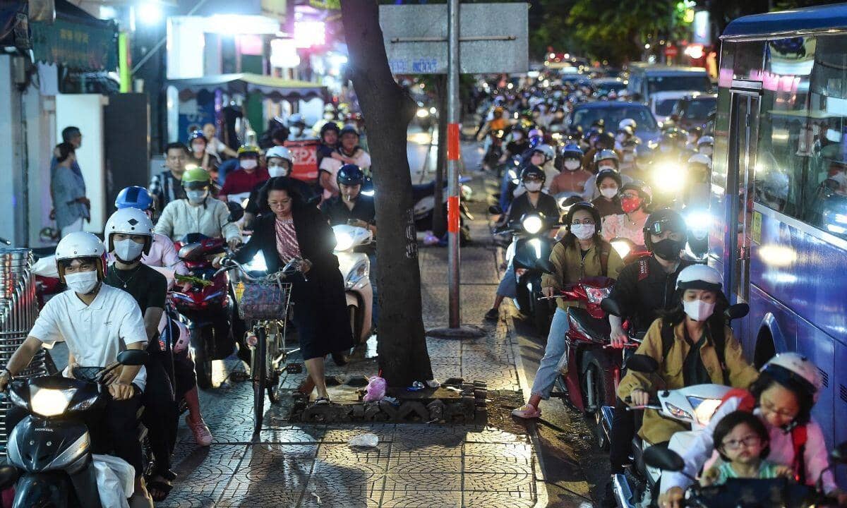 Dòng xe dừng đúng vạch, thẳng hàng tại giao lộ ở Hà Nội, TP HCM