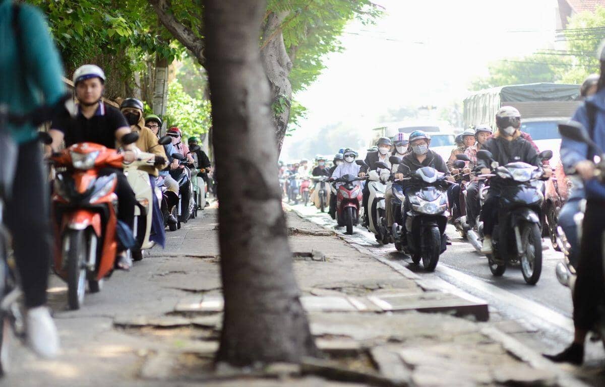 Dòng xe dừng đúng vạch, thẳng hàng tại giao lộ ở Hà Nội, TP HCM