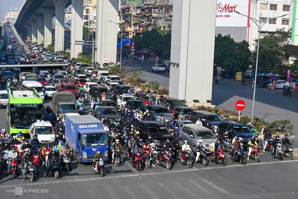 Dòng xe dừng đúng vạch, thẳng hàng tại giao lộ ở Hà Nội, TP HCM