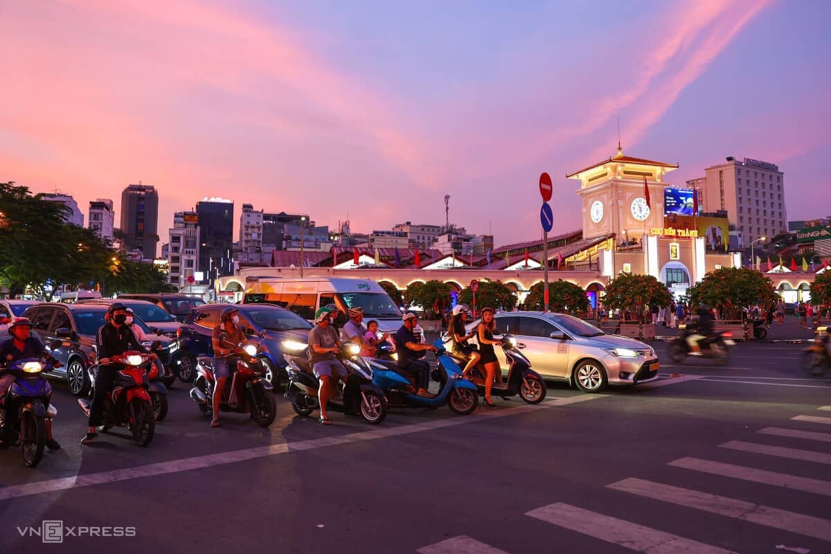 Dòng xe dừng đúng vạch, thẳng hàng tại giao lộ ở Hà Nội, TP HCM