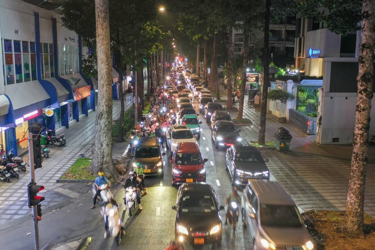 Dòng xe dừng đúng vạch, thẳng hàng tại giao lộ ở Hà Nội, TP HCM