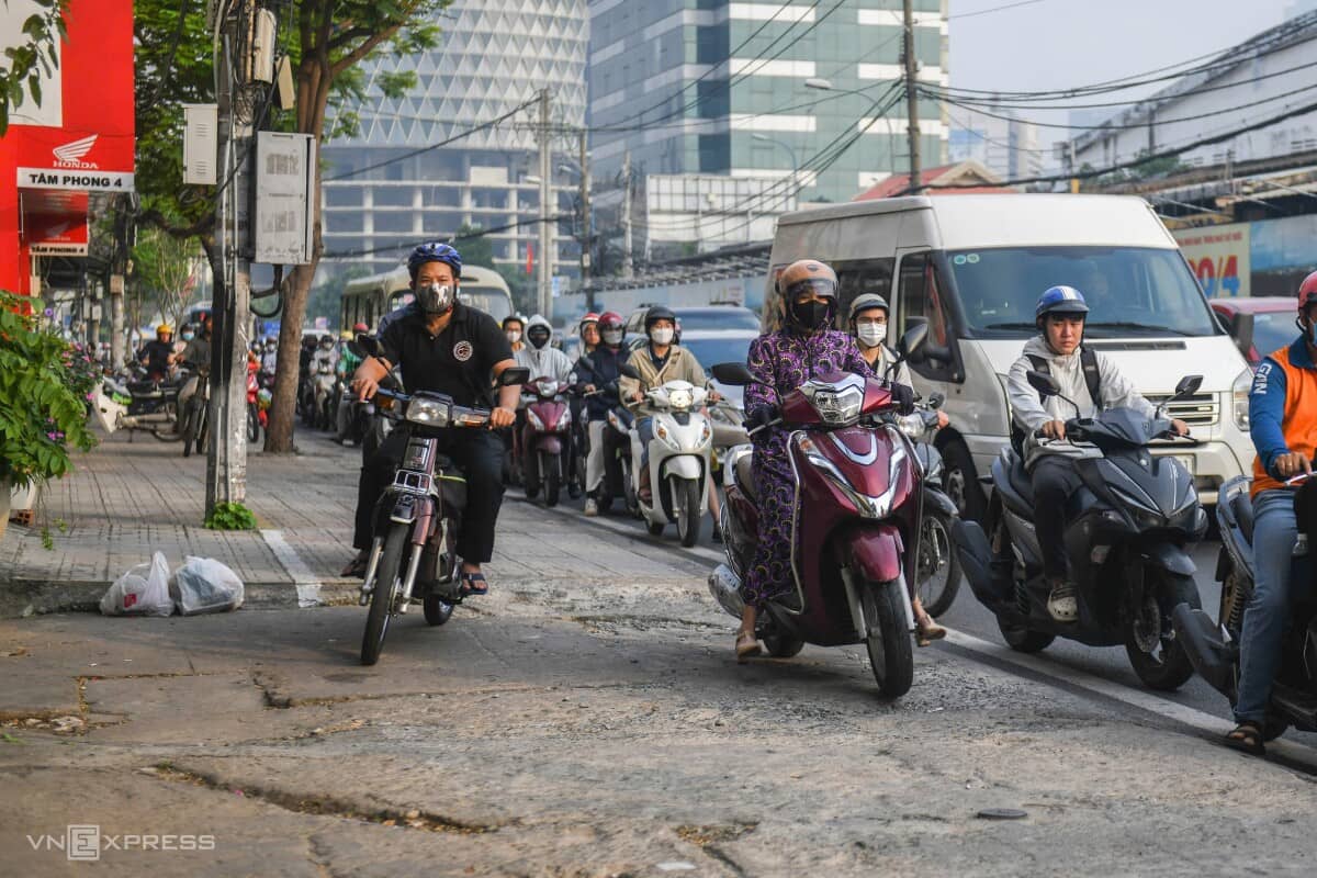 Dòng xe dừng đúng vạch, thẳng hàng tại giao lộ ở Hà Nội, TP HCM