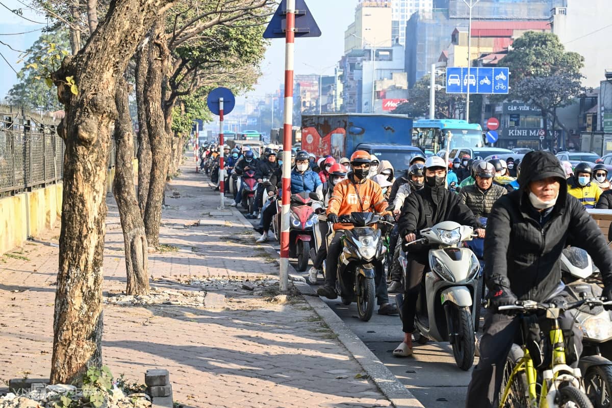 Dòng xe dừng đúng vạch, thẳng hàng tại giao lộ ở Hà Nội, TP HCM