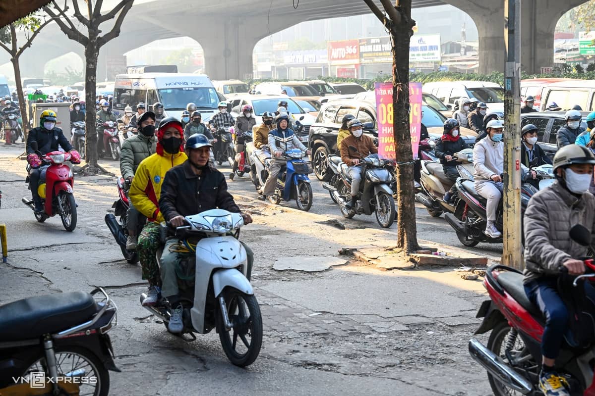 Dòng xe dừng đúng vạch, thẳng hàng tại giao lộ ở Hà Nội, TP HCM