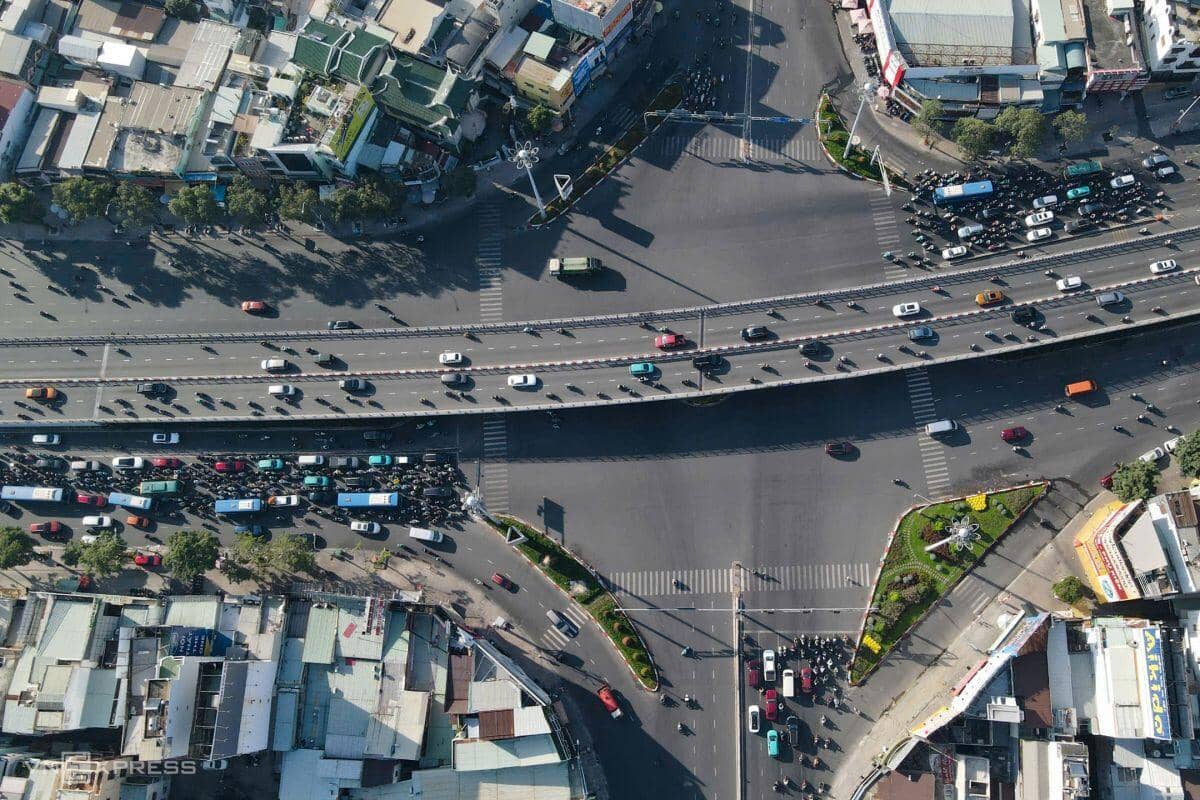 Dòng xe dừng đúng vạch, thẳng hàng tại giao lộ ở Hà Nội, TP HCM