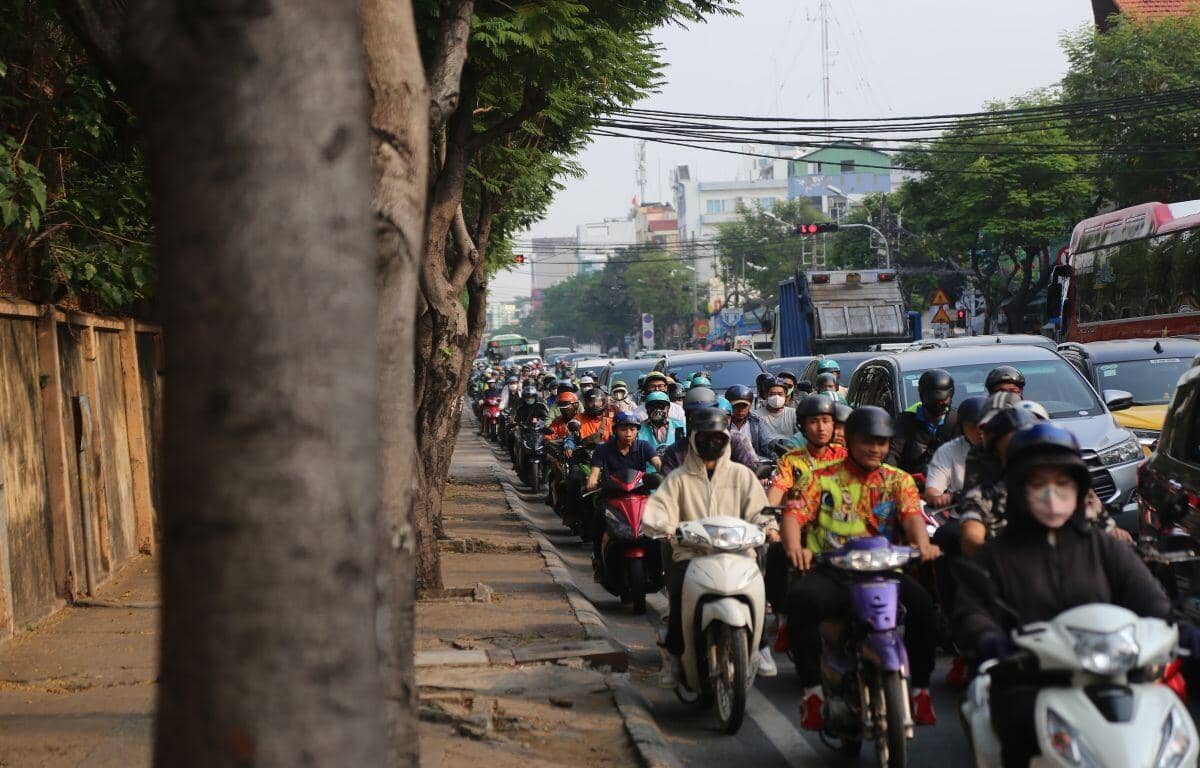 Dòng xe dừng đúng vạch, thẳng hàng tại giao lộ ở Hà Nội, TP HCM