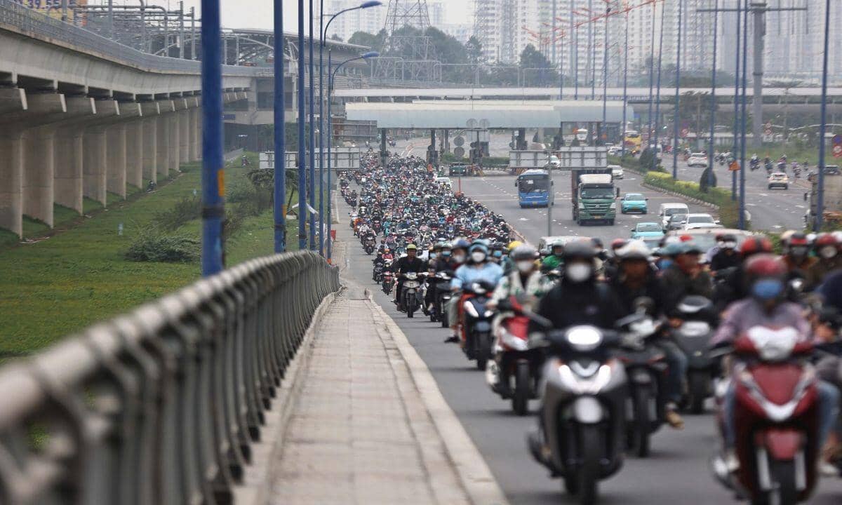 Dòng xe dừng đúng vạch, thẳng hàng tại giao lộ ở Hà Nội, TP HCM