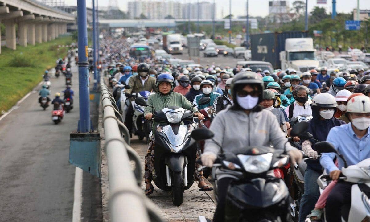 Dòng xe dừng đúng vạch, thẳng hàng tại giao lộ ở Hà Nội, TP HCM