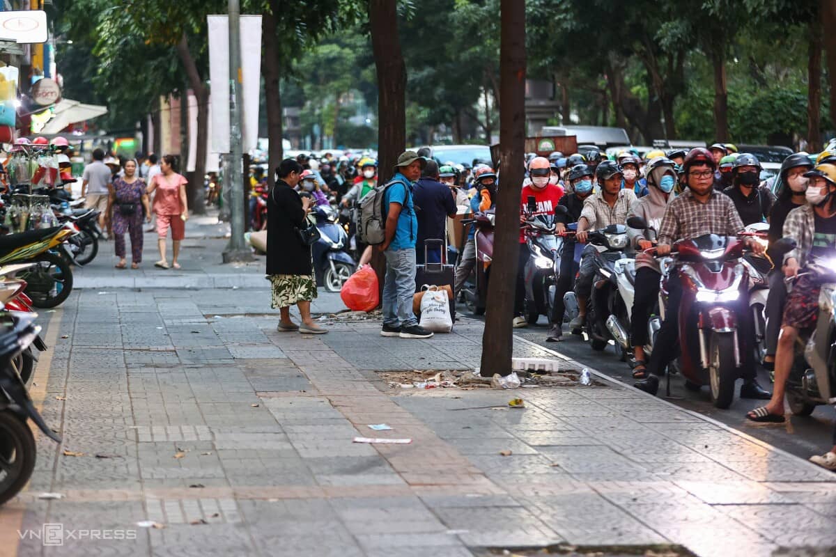Dòng xe dừng đúng vạch, thẳng hàng tại giao lộ ở Hà Nội, TP HCM