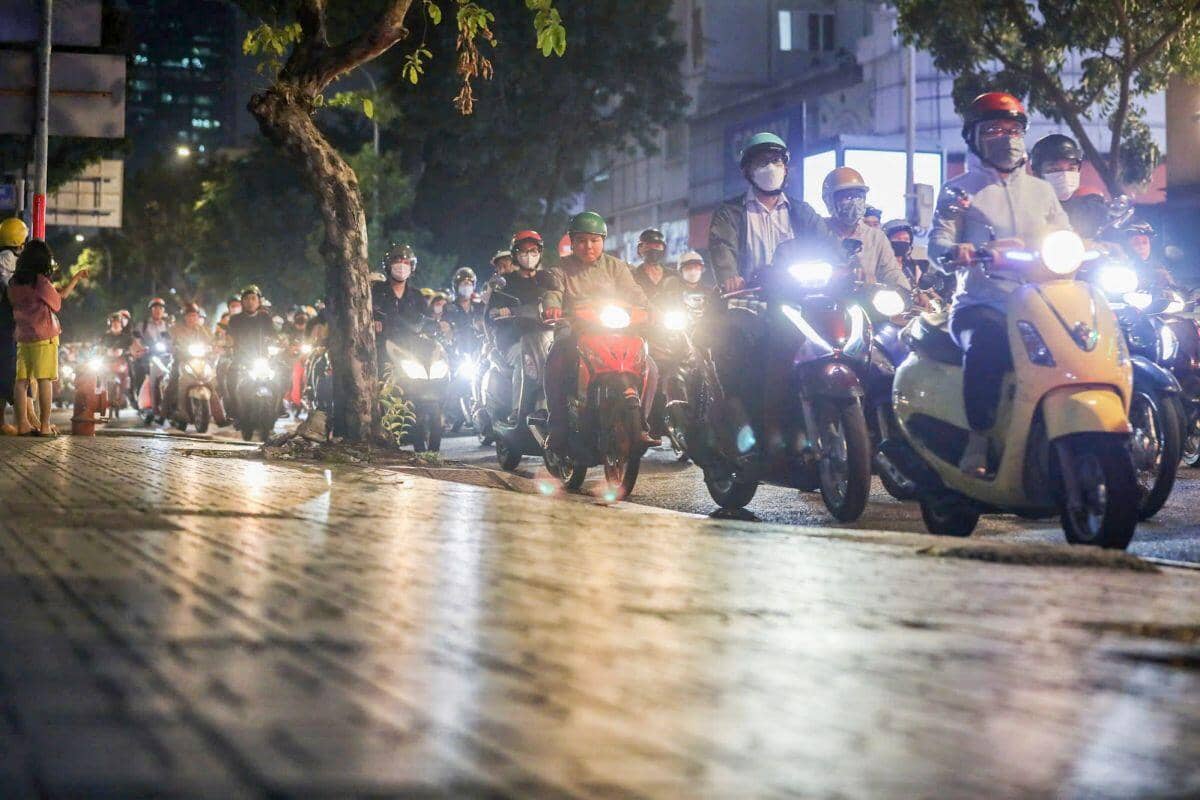 Dòng xe dừng đúng vạch, thẳng hàng tại giao lộ ở Hà Nội, TP HCM