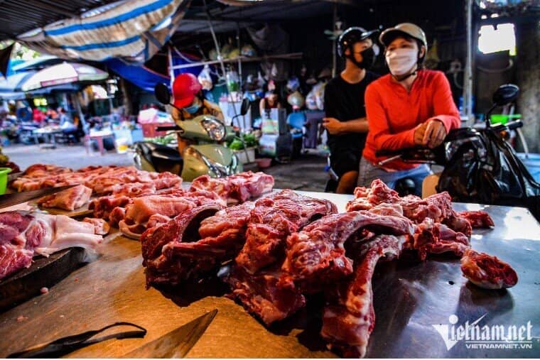 Giá thịt lợn vọt lên đỉnh, hàng lậu đổ về chợ Việt, cảnh báo lợn ăn ‘chất cấm’