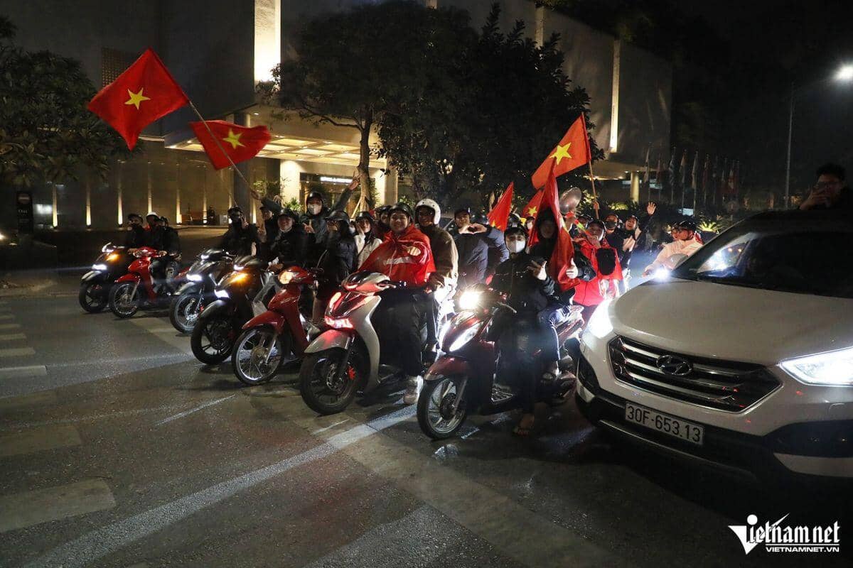 15 ngày áp dụng Nghị định 168: Người dân nghiêm ngắn chờ đèn đỏ, tai nạn giảm sâu