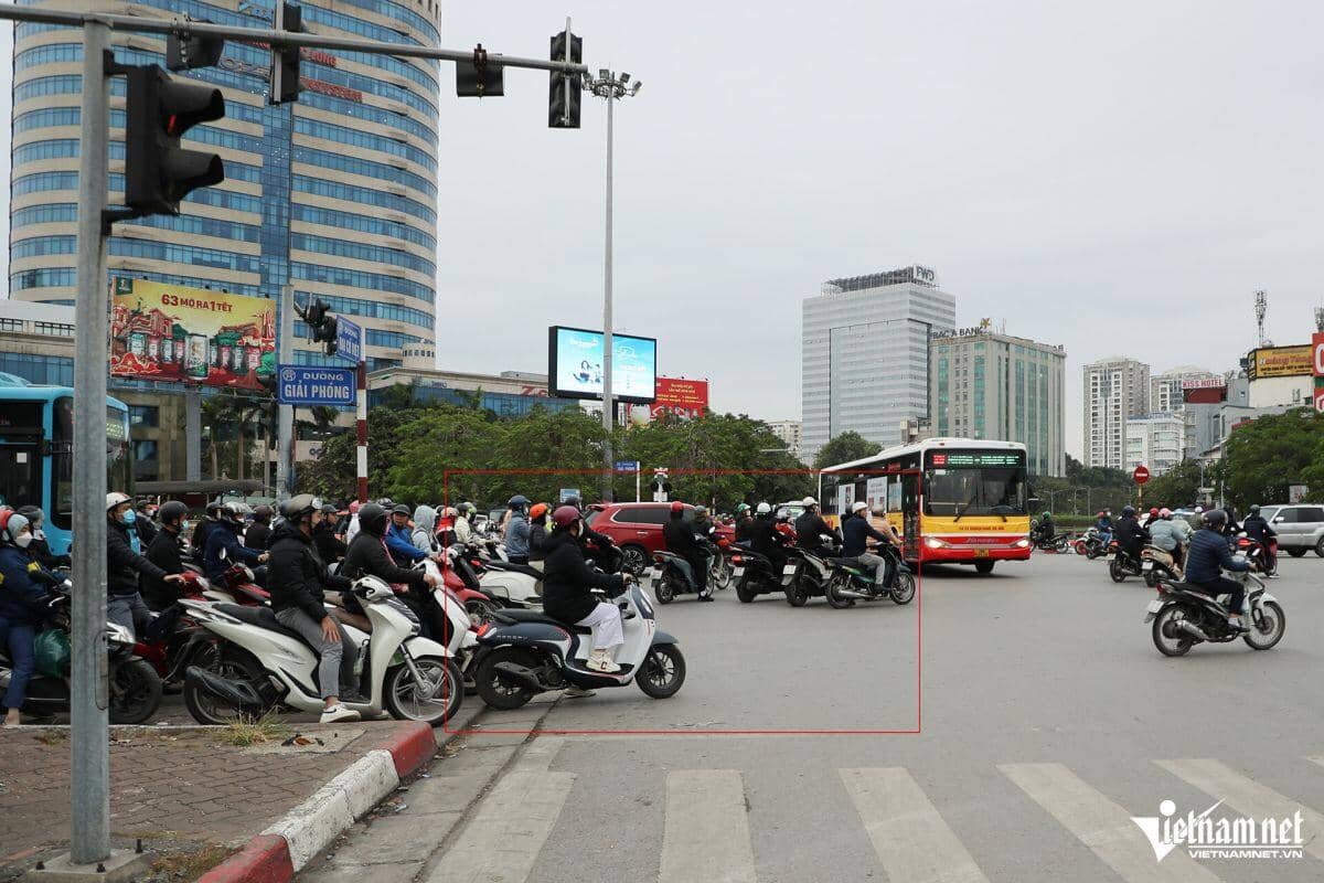15 ngày áp dụng Nghị định 168: Người dân nghiêm ngắn chờ đèn đỏ, tai nạn giảm sâu