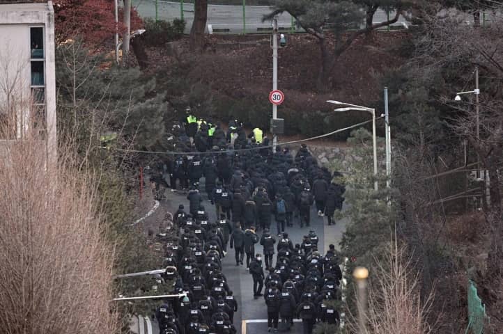 Hàn Quốc: Các nhà điều tra bắc thang vượt rào, quyết bắt Tổng thống Yoon Suk Yeol