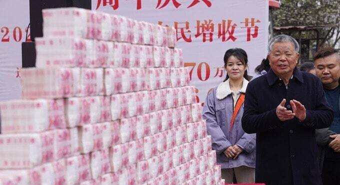 Công ty Trung Quốc thưởng Tết bằng tháp tiền trị giá hơn 2 triệu USD