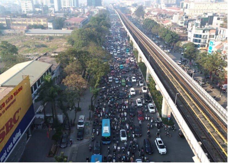 Đi 65km từ quê lên Hà Nội bằng thời gian di chuyển 2km khi ùn tắc