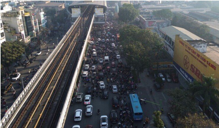 Đi 65km từ quê lên Hà Nội bằng thời gian di chuyển 2km khi ùn tắc