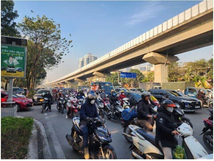 Đi 65km từ quê lên Hà Nội bằng thời gian di chuyển 2km khi ùn tắc