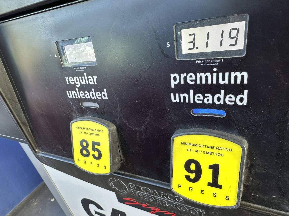 Giá xăng tăng vọt trong bối cảnh căng thẳng địa chính trị ''leo thang''