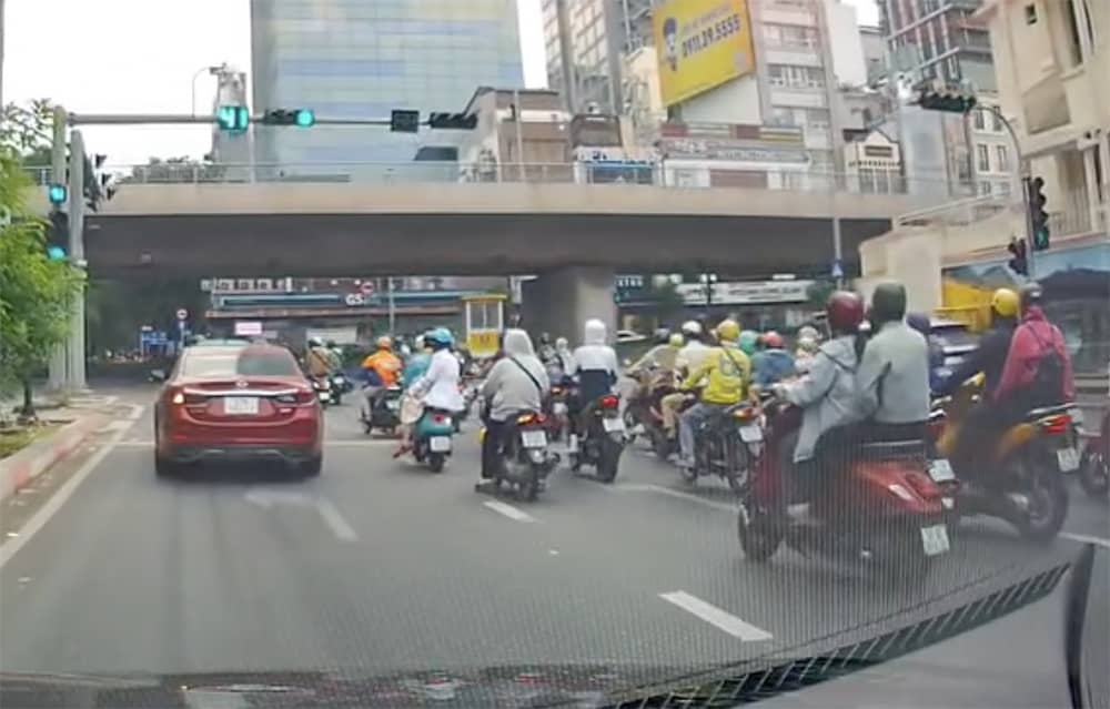Đèn tín hiệu giao thông ở trung tâm TPHCM ‘nhảy múa’