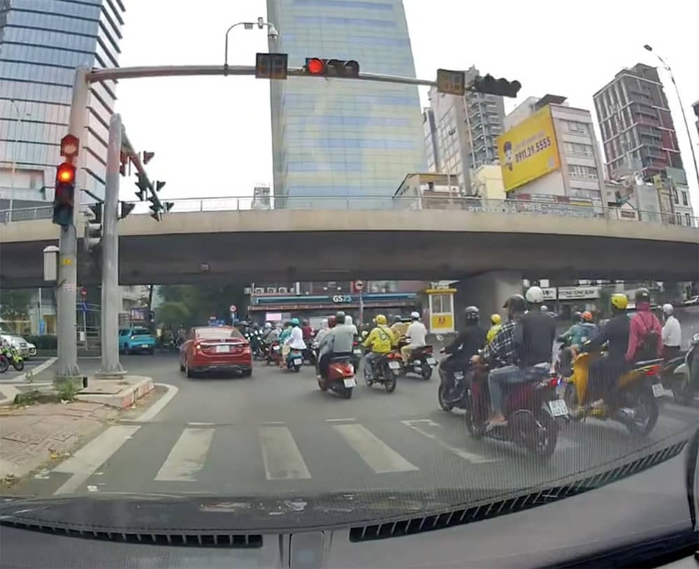 Đèn tín hiệu giao thông ở trung tâm TPHCM ‘nhảy múa’