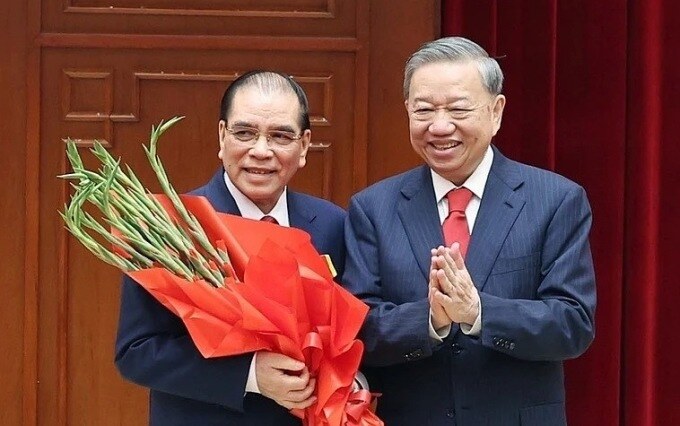 Nguyên Tổng Bí thư Nông Đức Mạnh và nguyên Thủ tướng Nguyễn Tấn Dũng nhận Huân chương Sao vàng