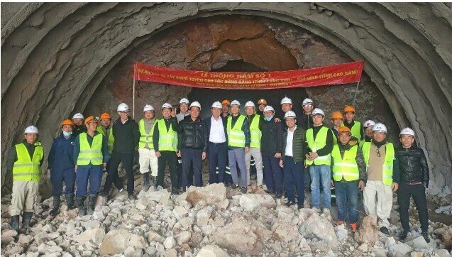 Dự án cao tốc 121km được Thủ tướng đến thị sát 3 lần có tin vui: Liên danh Đèo Cả đã đào thông toàn bộ hầm xuyên núi, vượt tiến độ 2 tháng