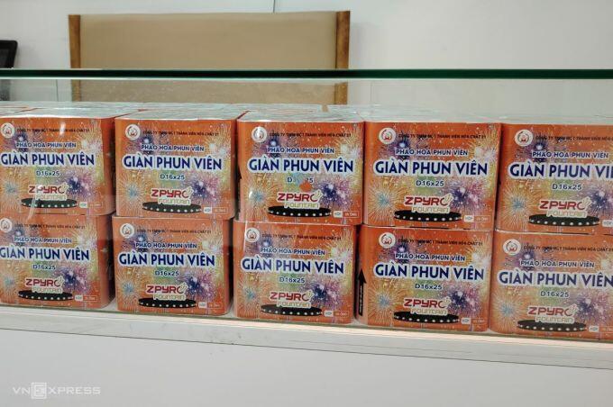Giá pháo hoa tăng gần gấp đôi dịp Tết vẫn 'cháy hàng'