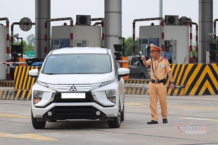 Giá thuê xe tự lái tăng quá đắt, không ít người bỏ cọc trả xe ngay trước Tết