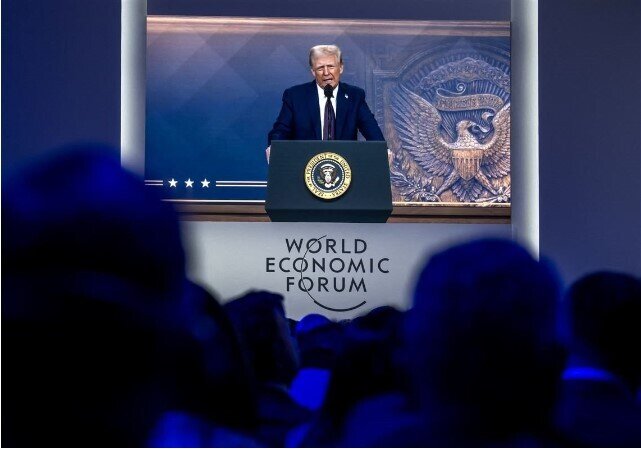 Tổng thống Donald Trump chỉ nói một câu thách thức FED, chứng khoán Mỹ tăng phá kỷ lục