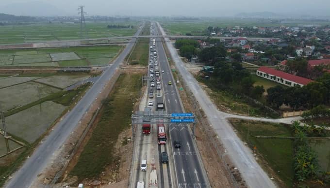 Cao tốc Diễn Châu - Bãi Vọt ùn tắc do nhiều tài xế chưa làm tài khoản VETC