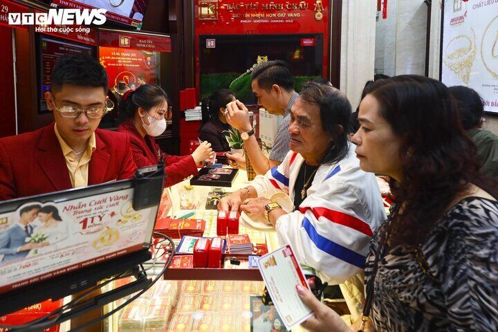 Người mua vàng ngày vía Thần Tài giờ lãi 'khủng' thế nào?