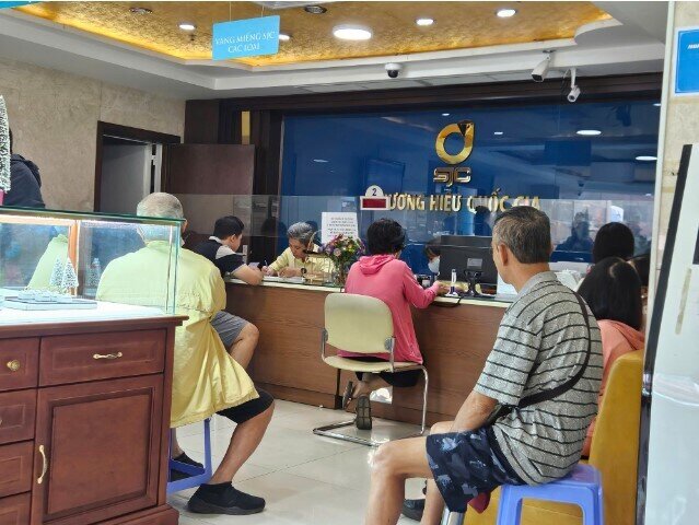 Giá vàng tăng nóng trước ngày Thần Tài, Công ty SJC bán tối đa 0,5 chỉ/người