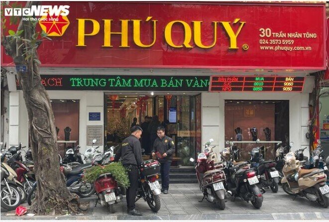 Khách kéo đến quá đông, cửa hàng 'cháy' phiếu mua vàng trước ngày vía thần Tài