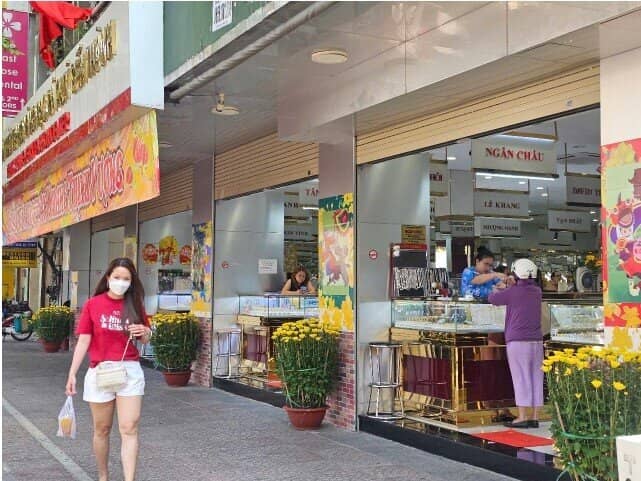 Giá vàng tăng nóng trước ngày Thần Tài, Công ty SJC bán tối đa 0,5 chỉ/người