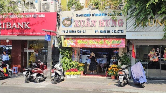 Giá vàng tăng nóng trước ngày Thần Tài, Công ty SJC bán tối đa 0,5 chỉ/người