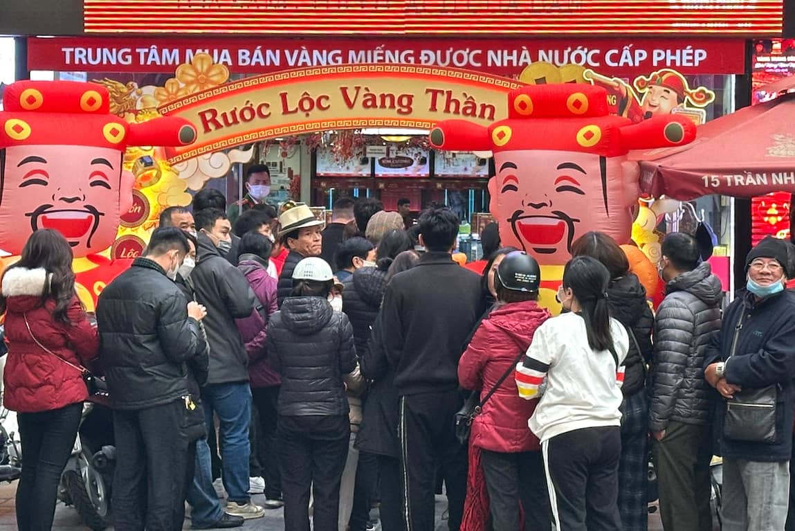 Vàng nhẫn đắt kỷ lục trước ngày Thần Tài, dân bán vài chục lượng, ôm về tiền tỷ