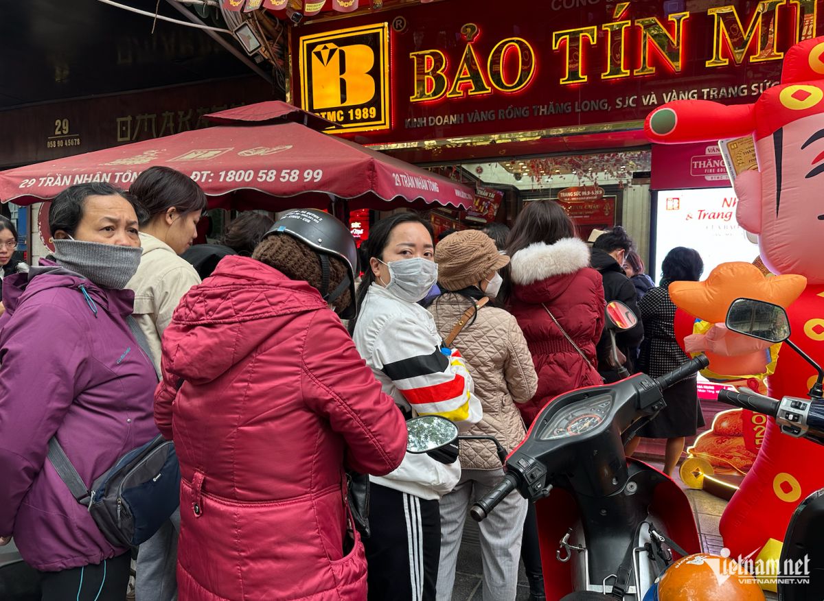 Vàng nhẫn đắt kỷ lục trước ngày Thần Tài, dân bán vài chục lượng, ôm về tiền tỷ