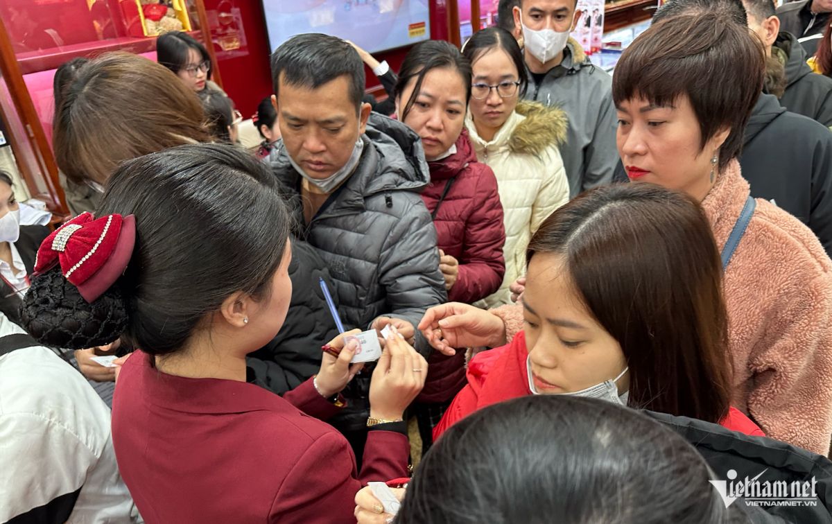 Vàng nhẫn đắt kỷ lục trước ngày Thần Tài, dân bán vài chục lượng, ôm về tiền tỷ