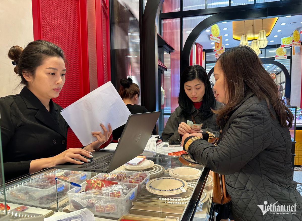 Vàng nhẫn đắt kỷ lục trước ngày Thần Tài, dân bán vài chục lượng, ôm về tiền tỷ