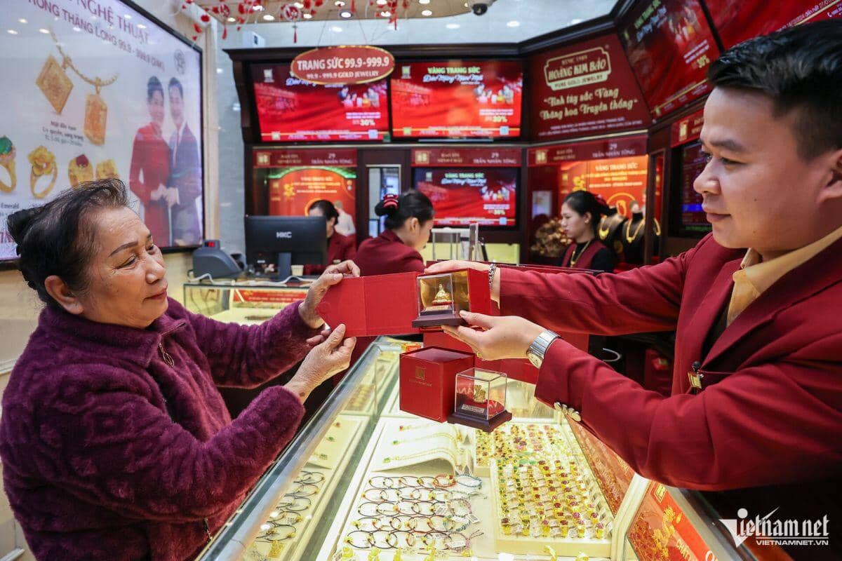 Nhiều người chốt lời trước ngày vía Thần Tài, cửa hàng vàng bán không giới hạn