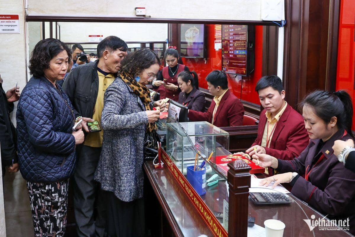 Nhiều người chốt lời trước ngày vía Thần Tài, cửa hàng vàng bán không giới hạn