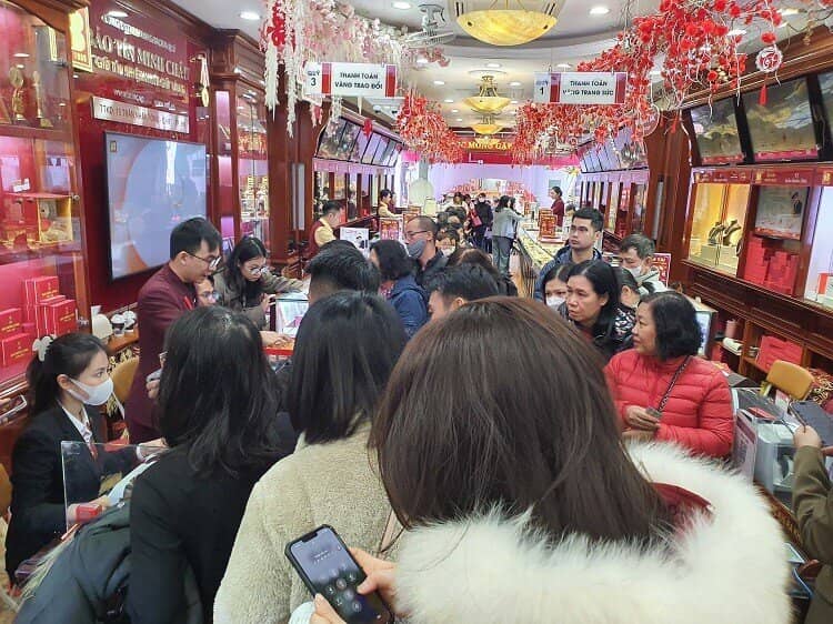 Cận ngày vía Thần Tài, cầm vàng ra khỏi cửa hàng đã lỗ tới 3 triệu đồng/lượng