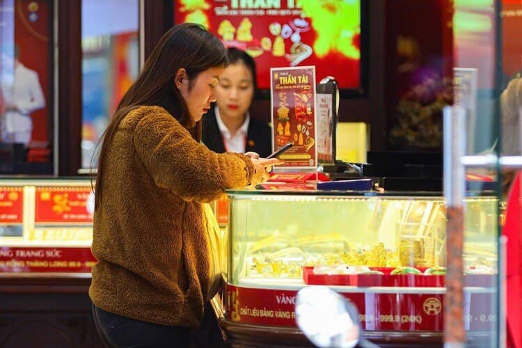 Cận ngày vía Thần Tài, cầm vàng ra khỏi cửa hàng đã lỗ tới 3 triệu đồng/lượng