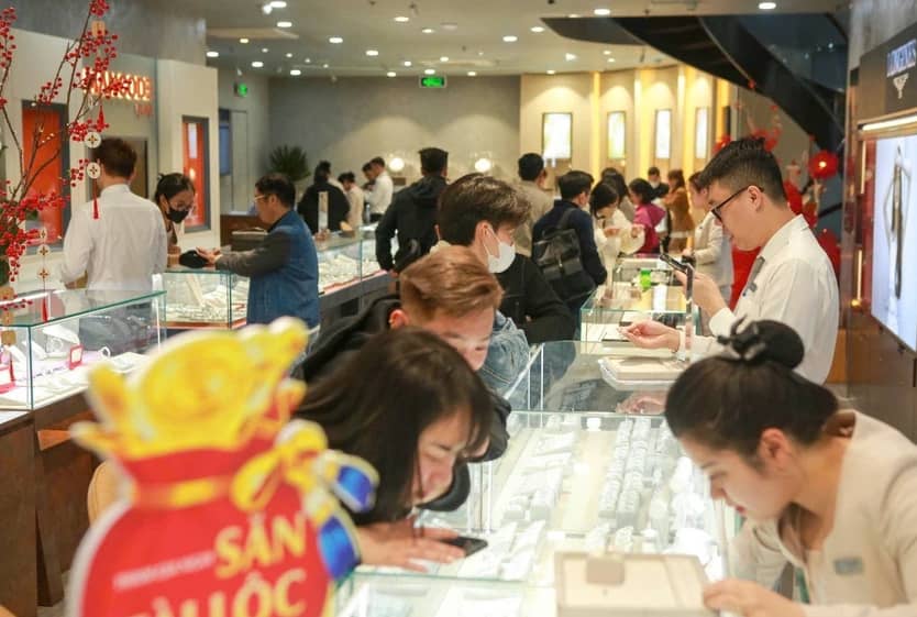 Kịch tính thị trường vàng dịp Thần tài, có người bán 50 lượng