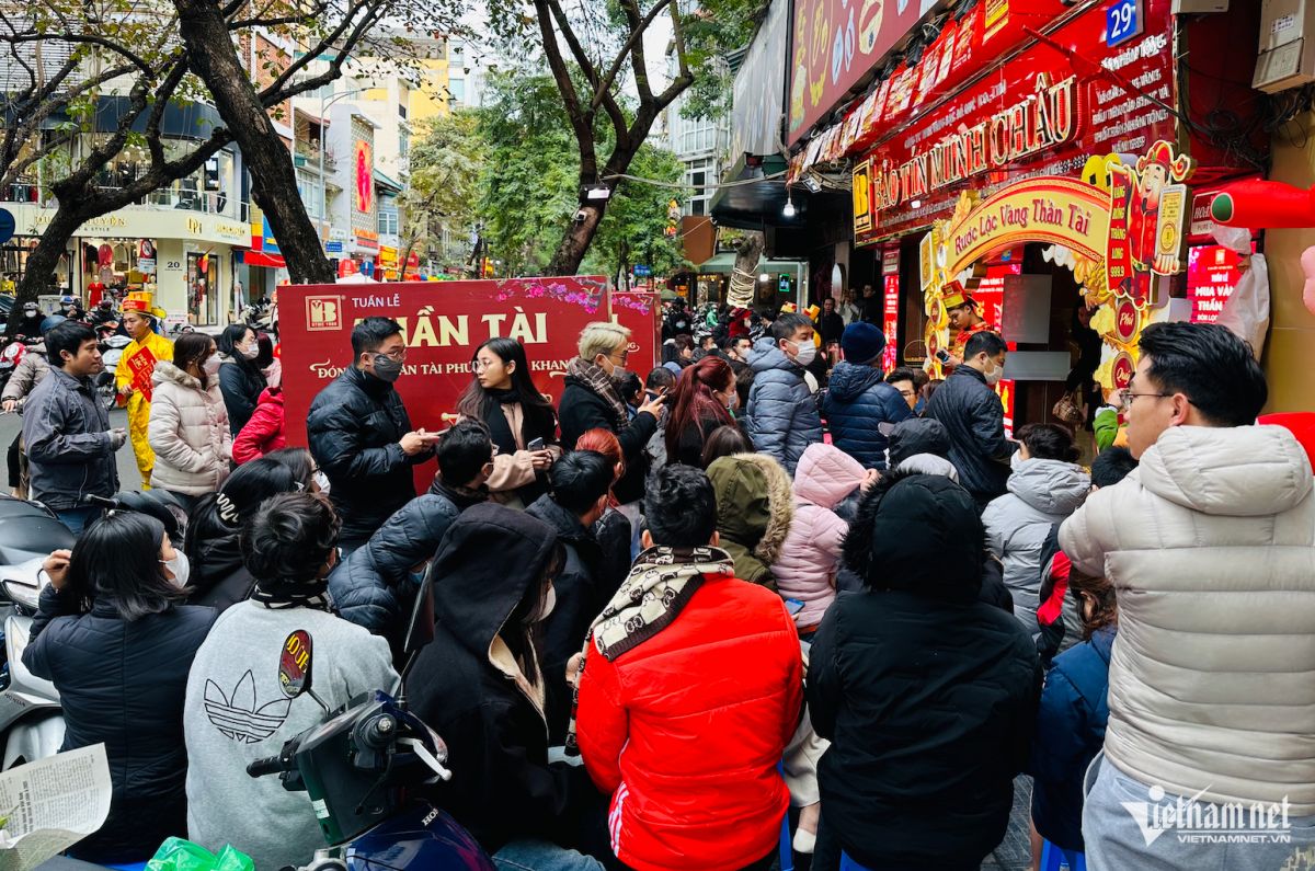 Tiệm vàng chỉ bán ra không mua vào, có người chốt lấy 200 chiếc nhẫn trơn