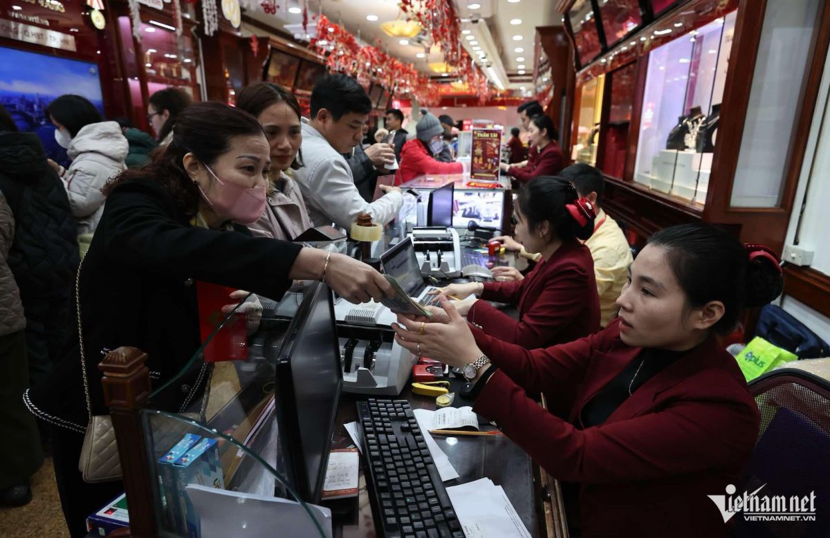 Tiệm vàng chỉ bán ra không mua vào, có người chốt lấy 200 chiếc nhẫn trơn